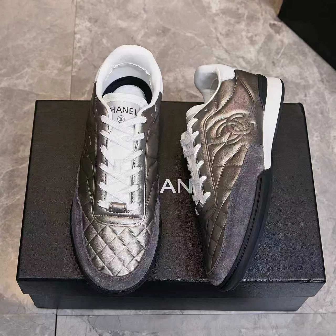 p560 Chanel Chanel - 2025 counter top casual sports shoes This classic design; the upper is electro-embroidered with a variety of craftsmanship; the outsole is fashionable and sporty; the extraordinary inclusion of a variety of color matching elements... The diversified mix and match is very beautiful and versatile, casual, fashionable, sports and outdoor can be taken into account... ꫛꫀꪝ Go➫ Materials: ❶Upper made of: Original imported mixed-breed sheep + craftsmanship ❷Inner uses: Original imported breathable sheepskin ❸ Outsole based on: Original TPU outsole Counter boutique packaging complete set Female 35–41 Male 39-45